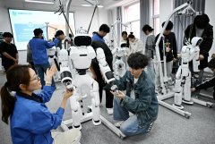 又能熟练使用AI东西的人